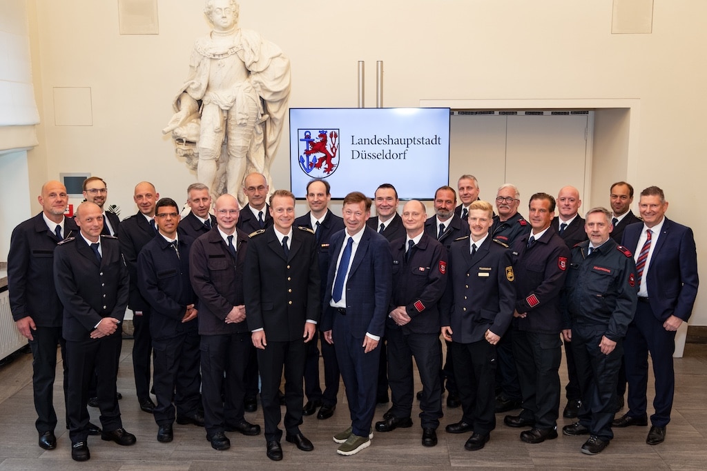 Stadtdirektor und Feuerwehr-Dezernent Burkhard Hintzsche (m.) ehrte am Mittwoch, 6. Mai 2026, gemeinsam mit Feuerwehr-Chef David von der Lieth (4.v.l.v.) die Feuerwehrmänner für ihr langjähriges Engagement.  © Landeshauptstadt Düsseldorf/Meike Schrömbgens