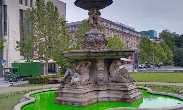Grüne Brunnen, klare Botschaft: Klimaprotest mitten in Düsseldorf