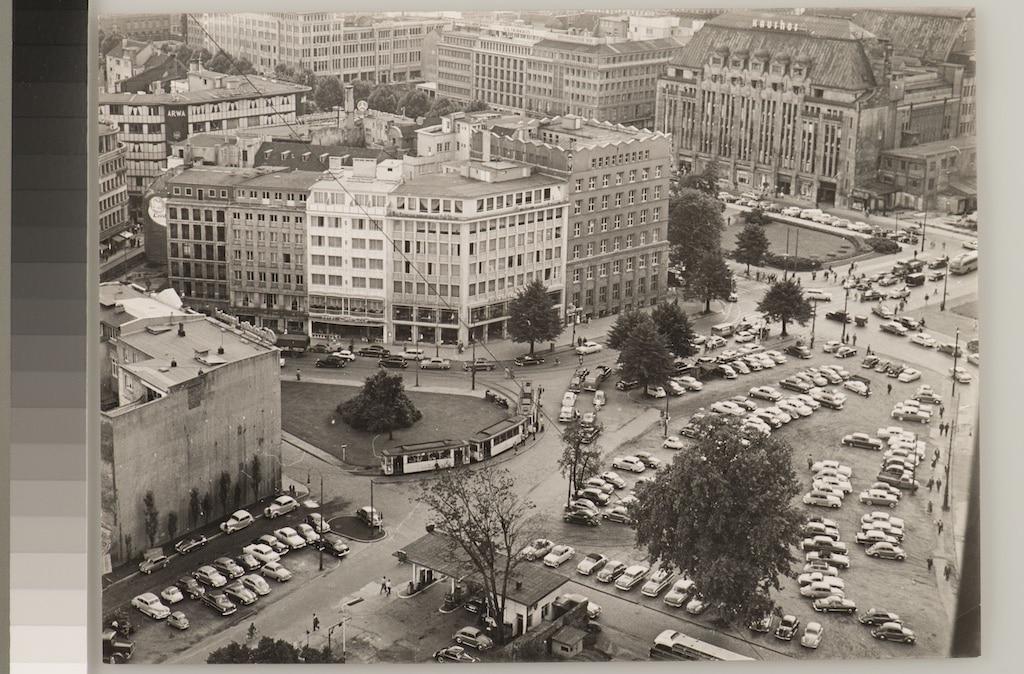 Der Schadowplatz aus der Vogelperspektive im Jahr 1960. Links im Bild das denkmalgeschützte Geschäfts- und Bürohaus Schadowplatz 11; Stadtarchiv Düsseldorf, Signatur: 5_8_0_034_763_116: ca. 1960, Fotograf: Karl-Heinz Küpper © Landeshauptstadt Düsseldorf/Stadtarchiv
