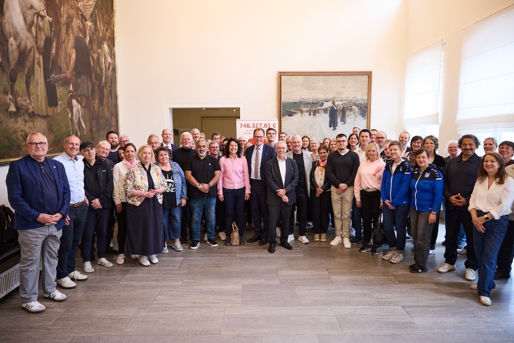 Verleihung im Düsseldorfer Rathaus zusammen mit Oberbürgermeister Dr. Stephan Keller und Dr. Stefan Dahm, Vorstandsvorsitzender der Stadtsparkasse.  © Stadt Düsseldorf