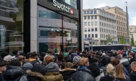 Camping für 385 Euro: Düsseldorfer belagern Swatch-Store am Schadowplatz