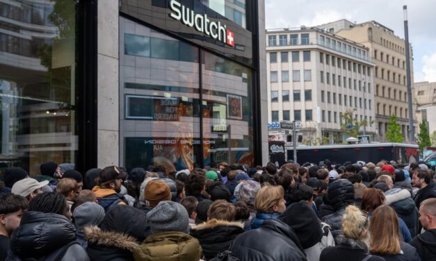 Camping für 385 Euro: Düsseldorfer belagern Swatch-Store am Schadowplatz
