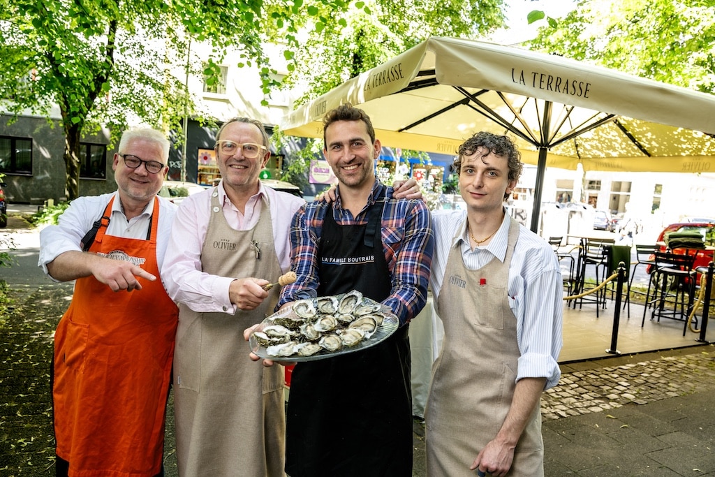 Von links nach rechts: Jens Tathoff (Austernexperte, Austern Akademie) Olivier Grosjean (Inhaber Chez Olivier),Gabriel Le Texier (Famillie Boutrais), Alexander Heinrich (Team Chez Olivier) ©️Andreas Endermann