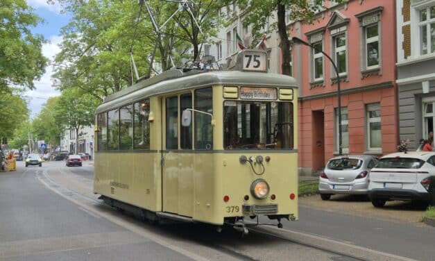 Oldie-Tram feiert Geburtstag: Triebwagen 379 rollt wieder durch Düsseldorf