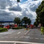 Gasgeruch vor Wohngebäude, Feuerwehr stellt Brandschutz sicher