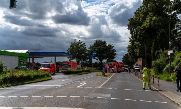 Gasgeruch vor Wohngebäude, Feuerwehr stellt Brandschutz sicher
