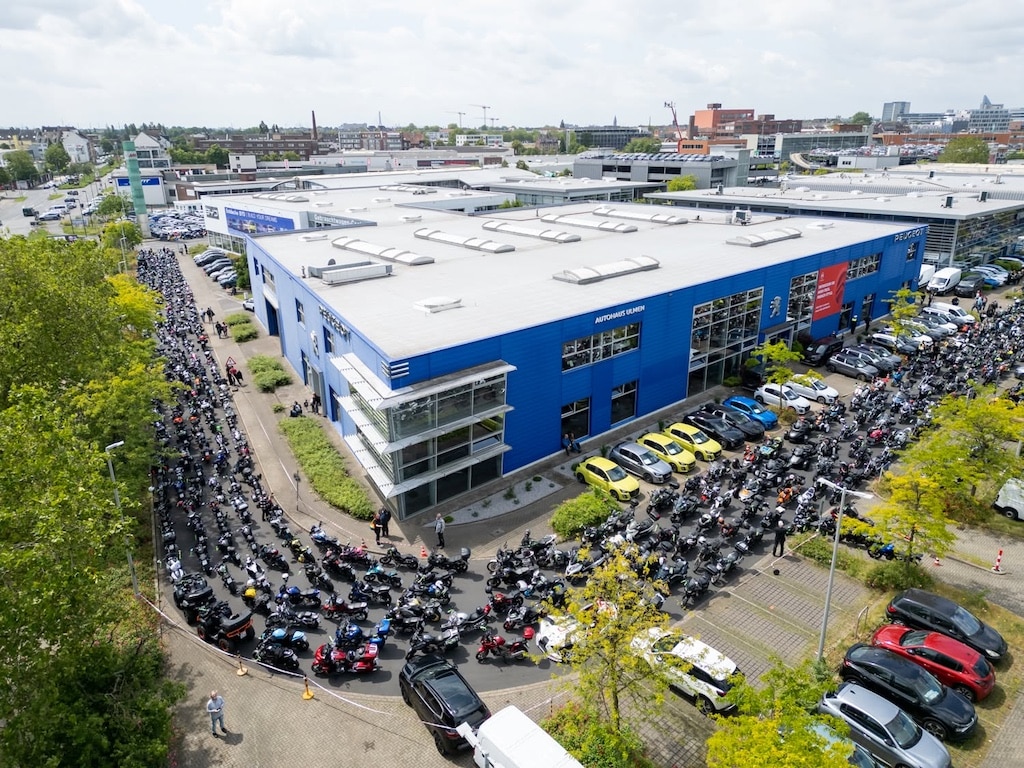 Ein beeindruckendes Bild bot sich auf dem Höherweg: Tausende Motorräder reihten sich vor dem Start des Biker4Kids-Korsos auf. © LB / Olaf Oidtmann Ein beeindruckendes Bild bot sich auf dem Höherweg: Tausende Motorräder reihten sich vor dem Start des Biker4Kids-Korsos auf. © LB / Olaf Oidtmann