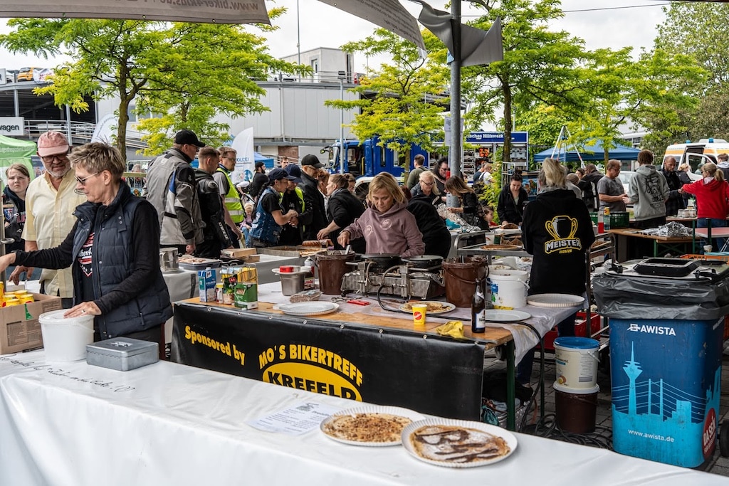 Gemeinsam für den guten Zweck: Viele ehrenamtliche Helfer unterstützten den Biker4Kids-Tag und trugen zum Erfolg der Benefizveranstaltung bei. © LB / Olaf Oidtmann Gemeinsam für den guten Zweck: Viele ehrenamtliche Helfer unterstützten den Biker4Kids-Tag und trugen zum Erfolg der Benefizveranstaltung bei. © LB / Olaf Oidtmann