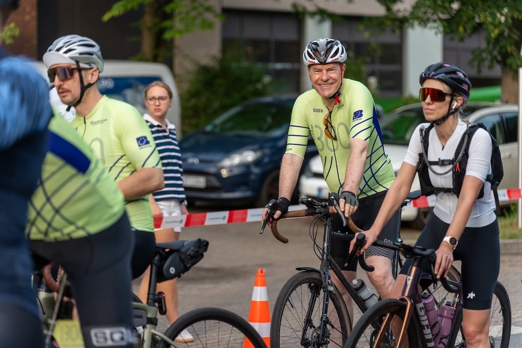 Der Cycling Club Düsseldorf organisierte am 20. Juni einen der längsten Radmarathons Nordrhein-Westfalens mit den Distanzen von 200, 300 und 400 Kilometern. Oberbürgermeister Dr. Stephan Keller eröffnete das Event als Schirmherr und fuhr anschließend rund 20 Kilometer im Fahrerfeld mit. © LB / Olaf Oidtman