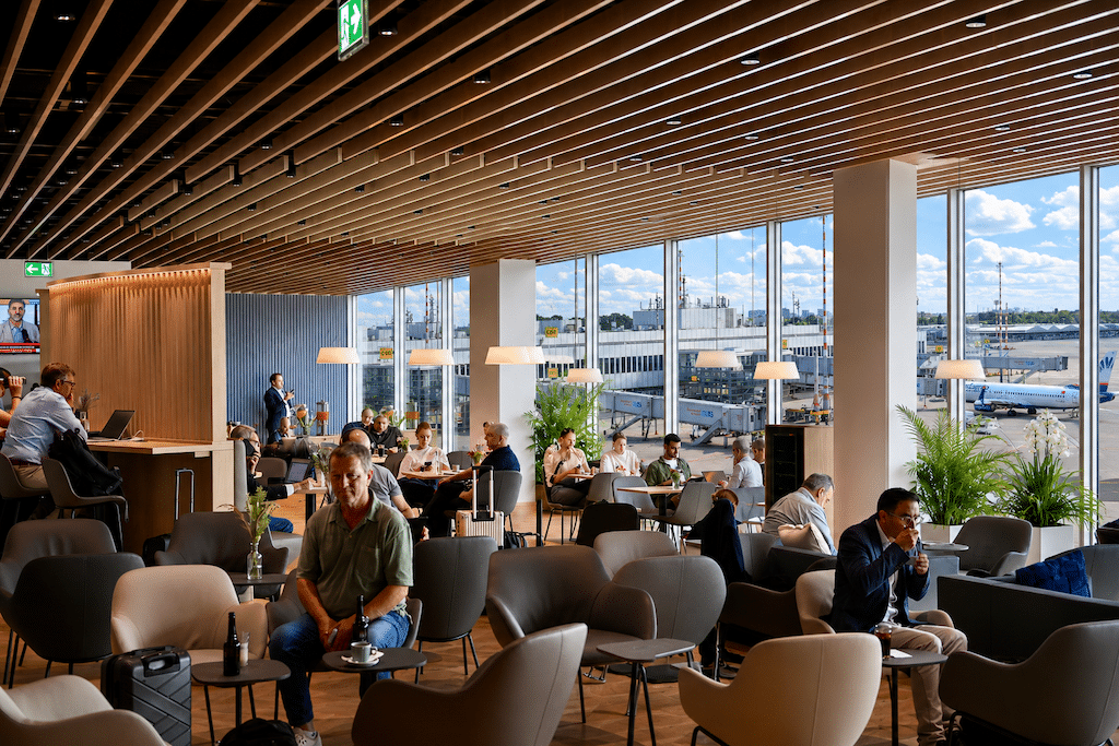 Blick in die Rhein Lounge des Düsseldorfer Flughafens: Großzügige Sitzlandschaften, moderne Architektur und ein weiter Blick auf das Vorfeld machen die Rhein Lounge zu einem komfortablen Rückzugsort für Reisende vor dem Abflug. © Lokalbüro Blick in die Rhein Lounge des Düsseldorfer Flughafens:<br />
Großzügige Sitzlandschaften, moderne Architektur und ein weiter Blick auf das Vorfeld machen die Rhein Lounge zu einem komfortablen Rückzugsort für Reisende vor dem Abflug. © Lokalbüro