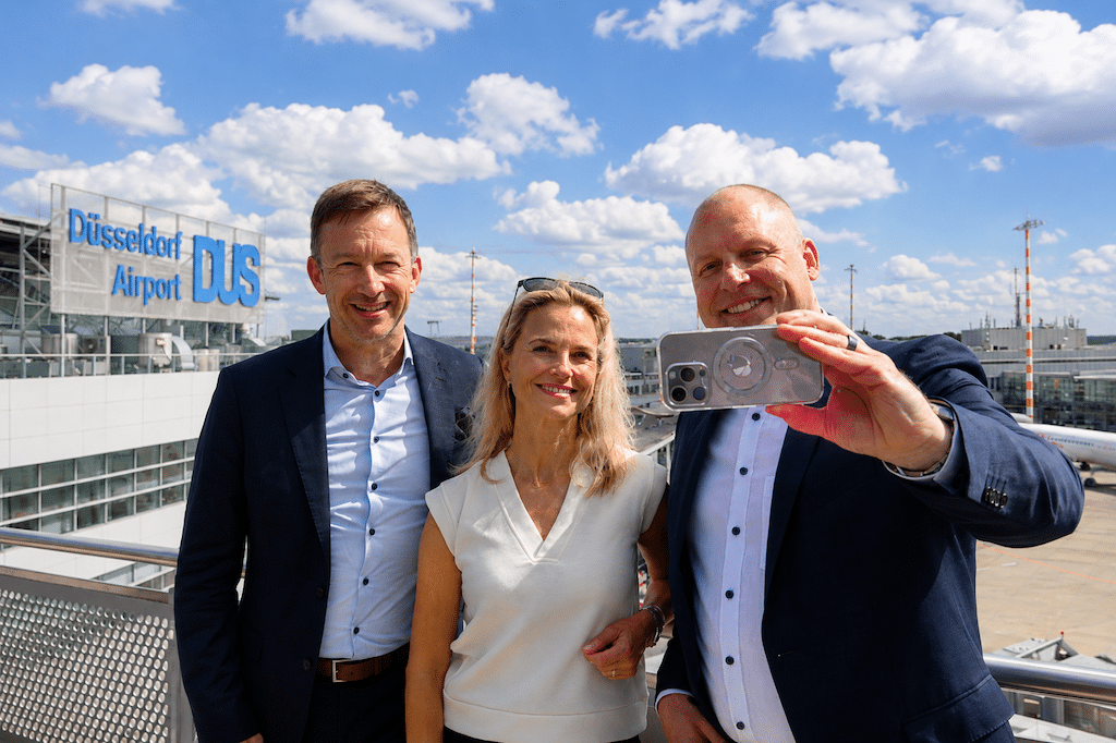 So könnte das perfekte Selfie kurz vor dem Abflug von der Terrasse der Rhein Lounge aussehen – mit Blick auf das Vorfeld des Düsseldorfer Flughafens. © Lokalbüro So könnte das perfekte Selfie kurz vor dem Abflug von der Terrasse der Rhein Lounge aussehen – mit Blick auf das Vorfeld des Düsseldorfer Flughafens. © Lokalbüro