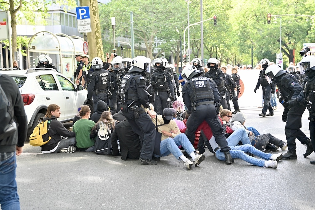 Gegendemonstranten setzten sich wiederholt auf die Fahrbahn und versperrten so den Weg © Lokalbüro Gegendemonstranten setzten sich wiederholt auf die Fahrbahn und versperrten so den Weg © Lokalbüro