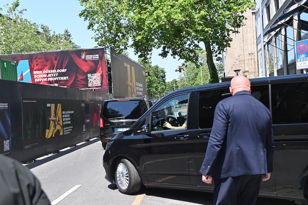 Die Fahrzeugkolonne verlässt das Hotel © Lokalbüro Die Fahrzeugkolonne verlässt das Hotel © Lokalbüro