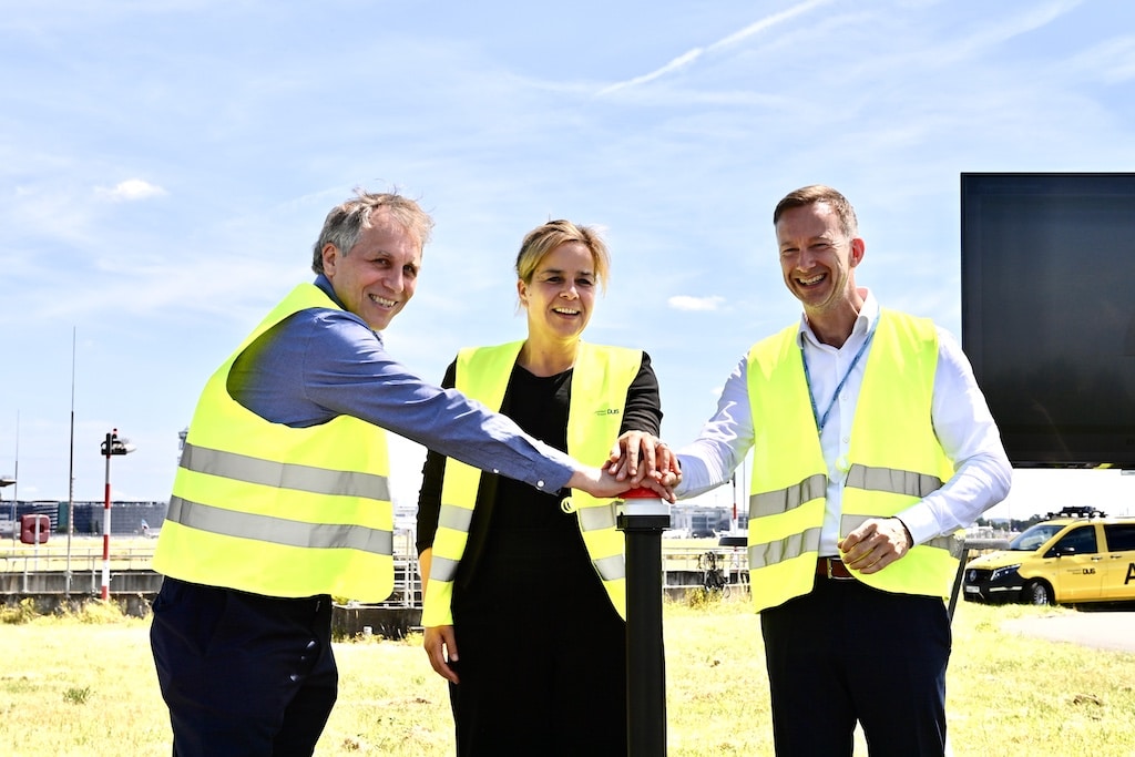 Knopfdruck für Klimaschutz und Energieeffizienz (v.l.n.r.): Jochen Kral, Beigeordneter der Landeshauptstadt Düsseldorf, Mona Neubaur, Ministerin für Wirtschaft, Industrie, Klimaschutz und Energie des Landes Nordrhein-Westfalen und Lars Redeligx, Vorsitzender der Geschäftsführung des Düsseldorfer Flughafens starteten die neue Photovoltaik-Anlage am Airport. © Lokalbüro