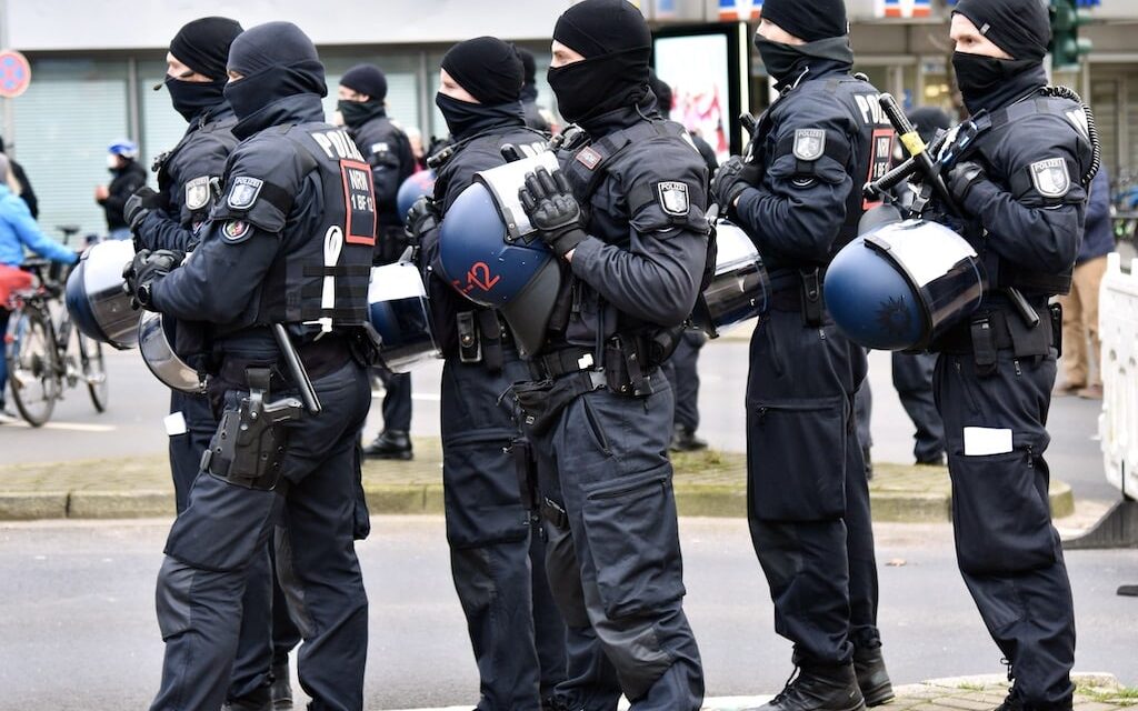 Böller auf Polizisten in Oberbilk – Großeinsatz nach vermeintlichen WM-Feierlichkeiten