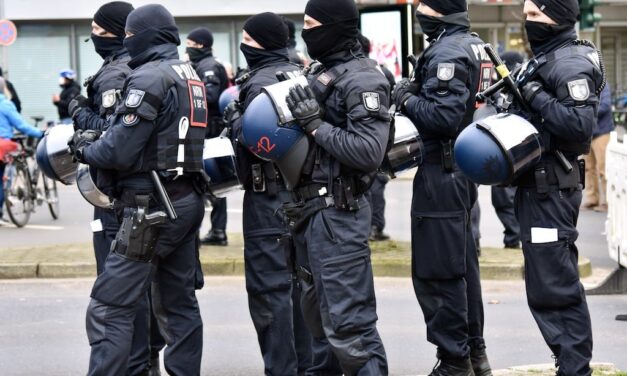 Böller auf Polizisten in Oberbilk – Großeinsatz nach vermeintlichen WM-Feierlichkeiten
