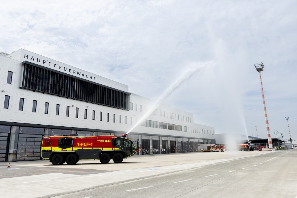 Standesgemäße Einweihung für eine der modernsten Feuerwachen Europas: „Wasser marsch!“ hieß es bei der Eröffnungsfeier. Mit Wasserfontänen aus zwei Panther-Löschfahrzeugen feierten die Feuerwehrleute des Airports ihr neues Einsatzgebäude. Rund 100 Gäste nahmen an der offiziellen Einweihung teil. (Foto: Flughafen Düsseldorf / Andreas Wiese)