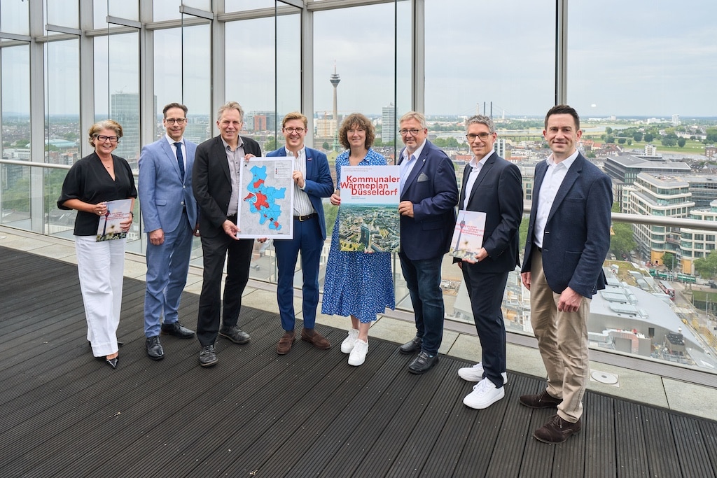 Der Kommunale Wärmeplan wurde in enger Zusammenarbeit mit zahlreichen Akteurinnen und Akteuren erarbeitet (v. l.): Heidrun Leinenbach (Stadtwerke Düsseldorf), Dr. Werner Fliescher (Haus & Grund Düsseldorf und Umgebung), Umweltdezernent Jochen Kral, Frederic Ferber (Handwerkskammer Düsseldorf), Marion Hörsken (Industrie- und Handelskammer zu Düsseldorf), Hans-Werner Eschrich (Innung Sanitär Heizung Klima Düsseldorf), Torben Beisch (Netzgesellschaft Düsseldorf) sowie Andreas Schmitt (Stadtwerke Düsseldorf). © Landeshauptstadt Düsseldorf/Claus Langer