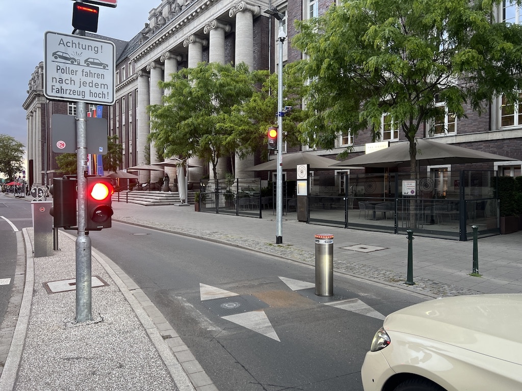 Zeitweise fuhr nur ein Poller hoch © Lokalbüro Zeitweise fuhr nur ein Poller hoch © Lokalbüro