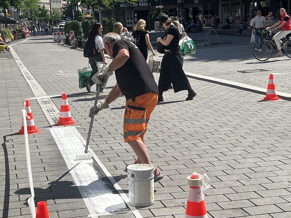 Erneuereung der eißen Trennlinie © Lokalbüro