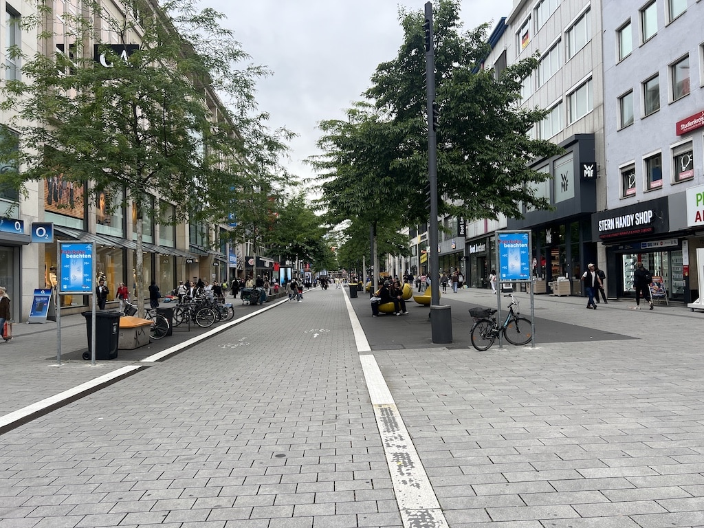 Die neuen Schilder auf der schadowstraße © Lokalbüro