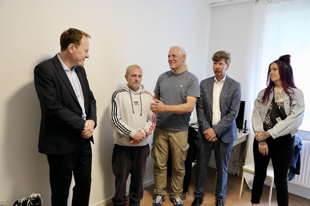 Oberbürgermeistr Dr. Stephan Keller (l.) besuchte Thomas D. (2.v.l.) in seiner durch das Projekt "Housing First" vermittelten neuen Wohnung. Mit dabei: Alena Hansen (Housing First e.V./fiftyfifty, Klaus Feldhaus (SWD), und  Oliver Ongaro (Housing First e.v./fiftyfifty, v.r.) © Landeshauptstadt Düsseldorf/Ingo Lammert