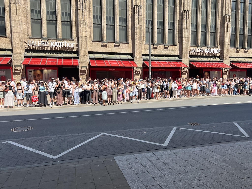 Hunderte von Fans warteten seit den frühen Morgenstunden vor dem Hotel © Lokalbüro Hunderte von Fans warteten seit den frühen Morgenstunden vor dem Hotel © Lokalbüro