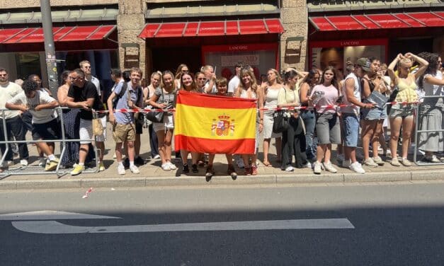 Bad Bunny in Düsseldorf: Hunderte Fans warten vor Hotel – Ordnungsamt sichert Bürgersteig
