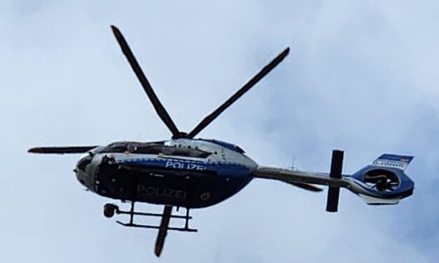 Polizeihubschrauber über der Altstadt