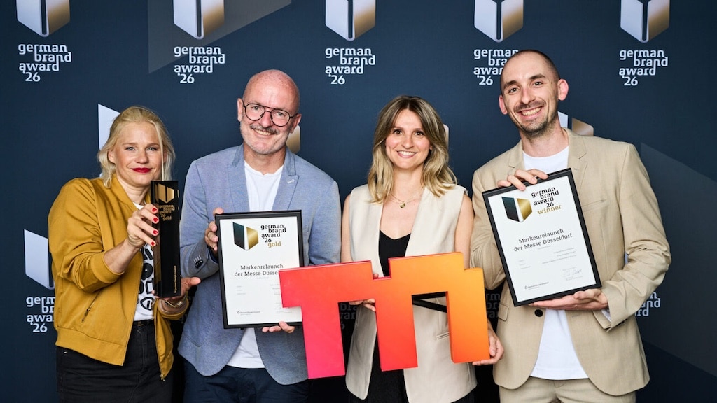 V. l. n. r.: Ina Sartor (rheinfaktor), Sven Peters und Julia Terhorst (beide Messe Düsseldorf) sowie Marius Gebhard (rheinfaktor) nahmen die Auszeichnung bei der Preisverleihung in Berlin entgegen. Foto: German Brand Award. 