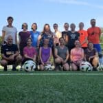 Frauen spielen laufend Fußball