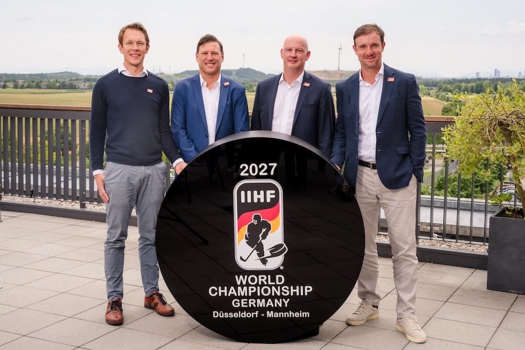v.l.n.r.: Kim Lachmann (Geschäftsführer D.LIVE/D.SPORTS), Claus Gröbner (Geschäftsführer Organisationskomitee Eishockey-Weltmeisterschaft 2027), Matti Nurminen (Generalsekretär der International Ice Hockey Federation IIHF) und Daniel Hopp (Geschäftsführer SAP Arena Mannheim sowie Ticketing by SAP Arena). © 2026 Michael Schmidt