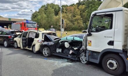 Schwerer Unfall auf Frankfurter Straße: Feuerwehr im Großeinsatz