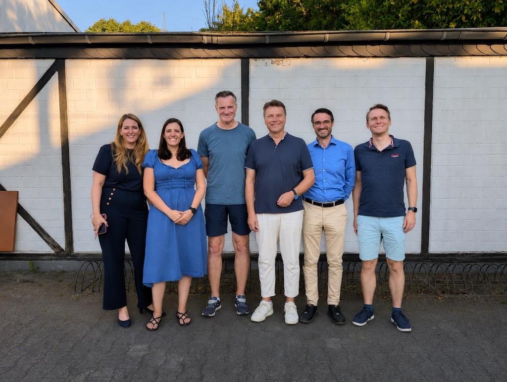 Der neue Vereinsvorstand steht: (vl) Svenja Geissler, Vanessa Zellettag, Jörg Thewes, Thomas Schnalke, Vincenzo Curatolo, Jasper Jahn © Jasper Jahn