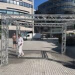 Abkühlung mitten in der City: Brumisateur versprüht feinen Wassernebel auf dem Schadowplatz