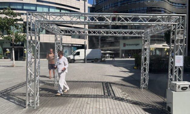 Abkühlung mitten in der City: Brumisateur versprüht feinen Wassernebel auf dem Schadowplatz