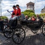 Historischer Festzug zieht durch die Düsseldorfer Innenstadt – Große Parade begeistert im Hofgarten