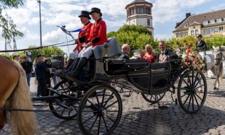 Historischer Festzug zieht durch die Düsseldorfer Innenstadt – Große Parade begeistert im Hofgarten