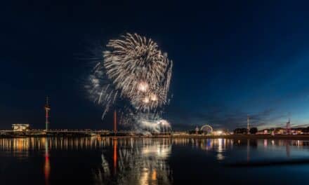 Drohnenshow und Feuerwerk begeistern auf den Rheinwiesen
