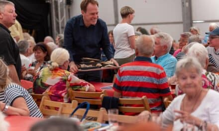 Rheinkirmes: Rund 1200 Senioren feierten im Schützenzelt