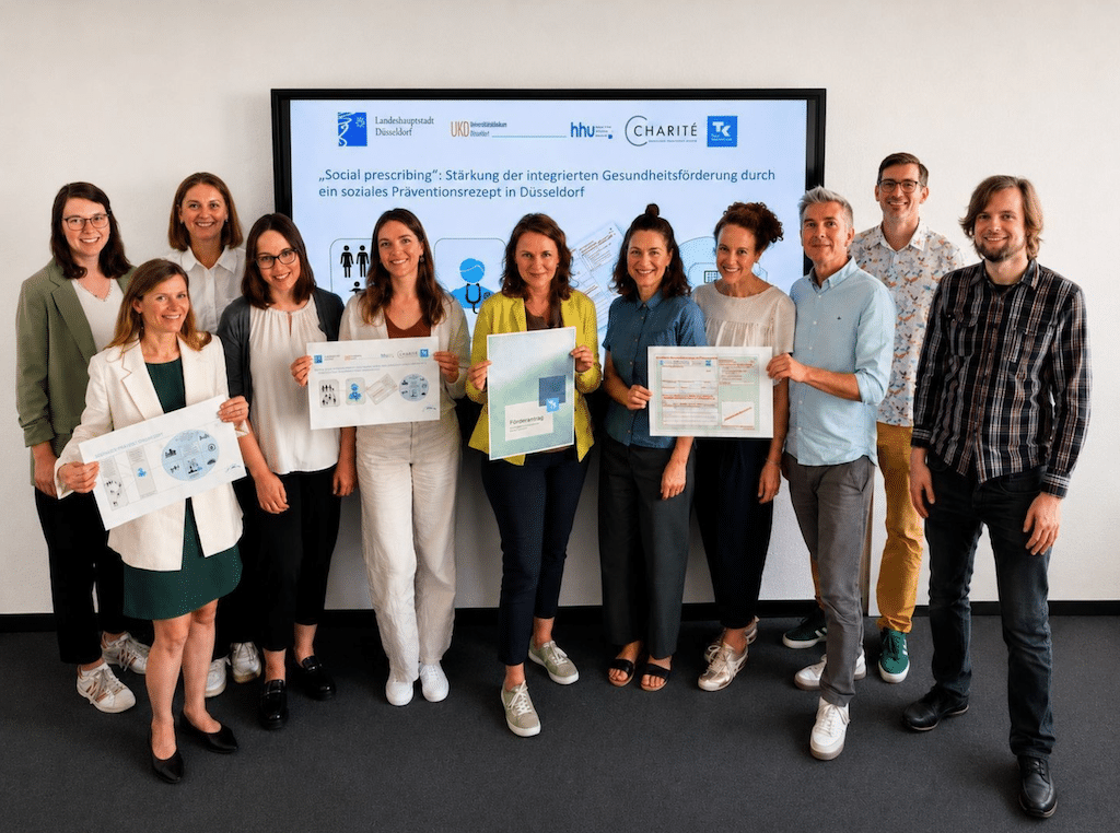 Mit dem Projekt "Social Prescribing" startet in Düsseldorf ein innovativer Ansatz zur Gesundheitsförderung, der medizinische Versorgung, soziale Infrastruktur und kommunale Angebote systematisch miteinander verbindet (v.l.): Lena Rasch (HHU), Dr. Adrienne Alayli (HHU/ Charité), Maren Gall (HHU), Christien Radecki (Charité), Maike Kohl (HHU), Monika Heimes (Techniker Krankenkasse), Marion Fleischer und Ursula Kraus (Amt für Soziales und Jugend), Jan Romich und Robert Kekez (Gesundheitsamt) sowie Cedric Schäfer (Amt für Soziales und Jugend). © Landeshauptstadt Düsseldorf