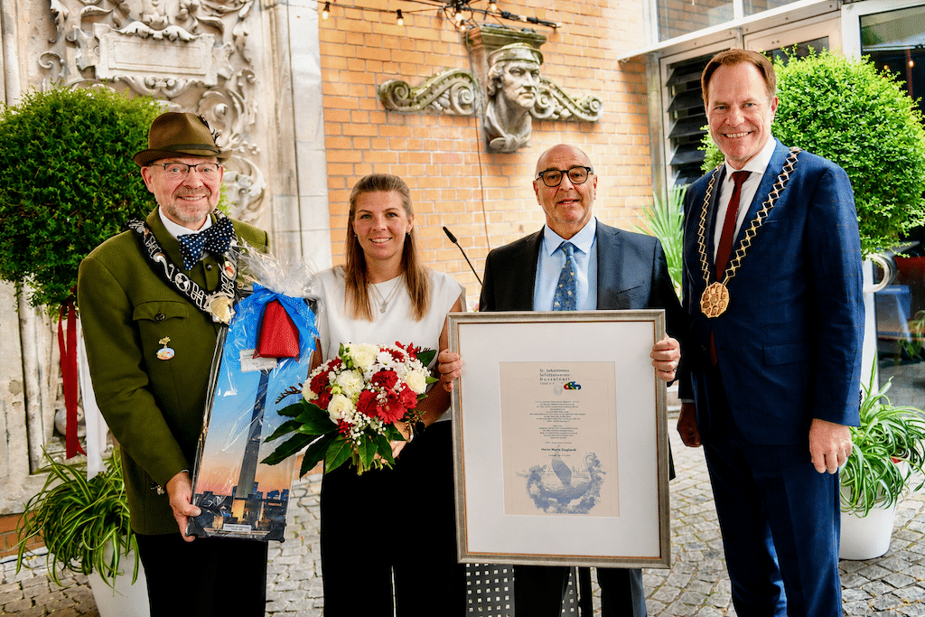 Andreas-Paul Stieber, 1. Chef des St. Sebastianus Schützenverein Düsseldorf 1316 e. V., (l.) und Oberbürgermeister Dr. Stephan Keller (r.) zusammen mit Mario Gagliardi und seiner Tochter Romina Gagliardi.© Lokalbüro