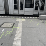 Radfahrer prallt in der Innenstadt gegen Straßenbahn – Mann lebensgefährlich verletzt
