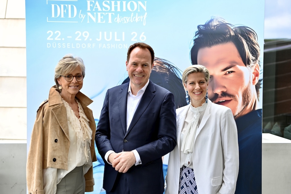 v. l. n. r.: Ulrike Kähler (Geschäftsführung Igedo Exhibitions & Vorstandsvorsitzende DFD by FASHION NET),Dr. Stephan Keller (Oberbürgermeister der Landeshauptstadt Düsseldorf) und Andrea Greuner (Operative Leitung DFD by FASHION NET) / © Lokalbüro