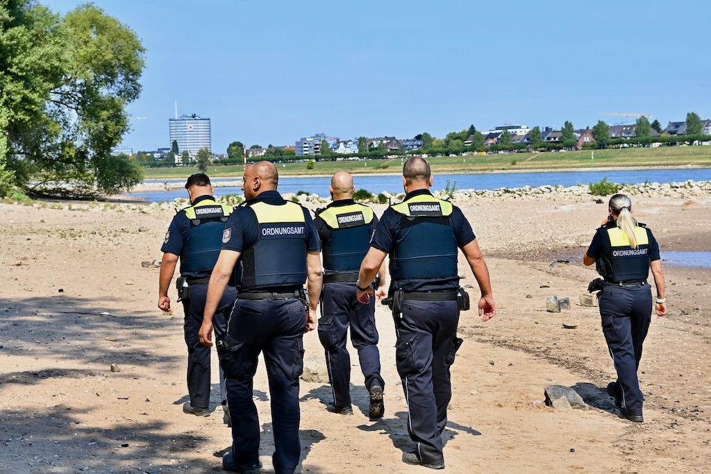 Ordnungsamt kontroliert Badeverbot im Rhein © Lokalbüro
