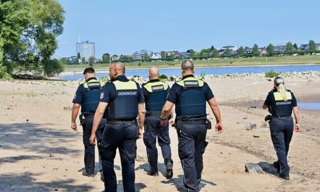 Badeverbot am Rhein: Ordnungsamt kontrolliert und warnt vor Lebensgefahr