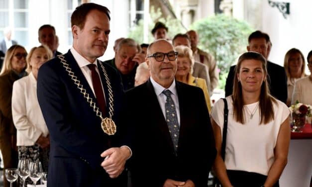 Schützenverein ehrt Mandelbrenner Mario Gagliardi im Rathaus