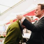 Neue Chefkette für die Sebastianer: Oberbürgermeister übergibt Ersatz für gestohlenes Original