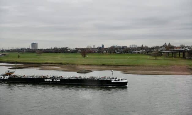 Rhein führt Niedrigwasser: Frachtschiffe müssen Ladung reduzieren – Entspannung zum Wochenende in&nbsp;Sicht