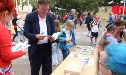 Stadtdirektor Hintzsche besucht Düsseldörfchen zur Wahl der Kinderregierung
